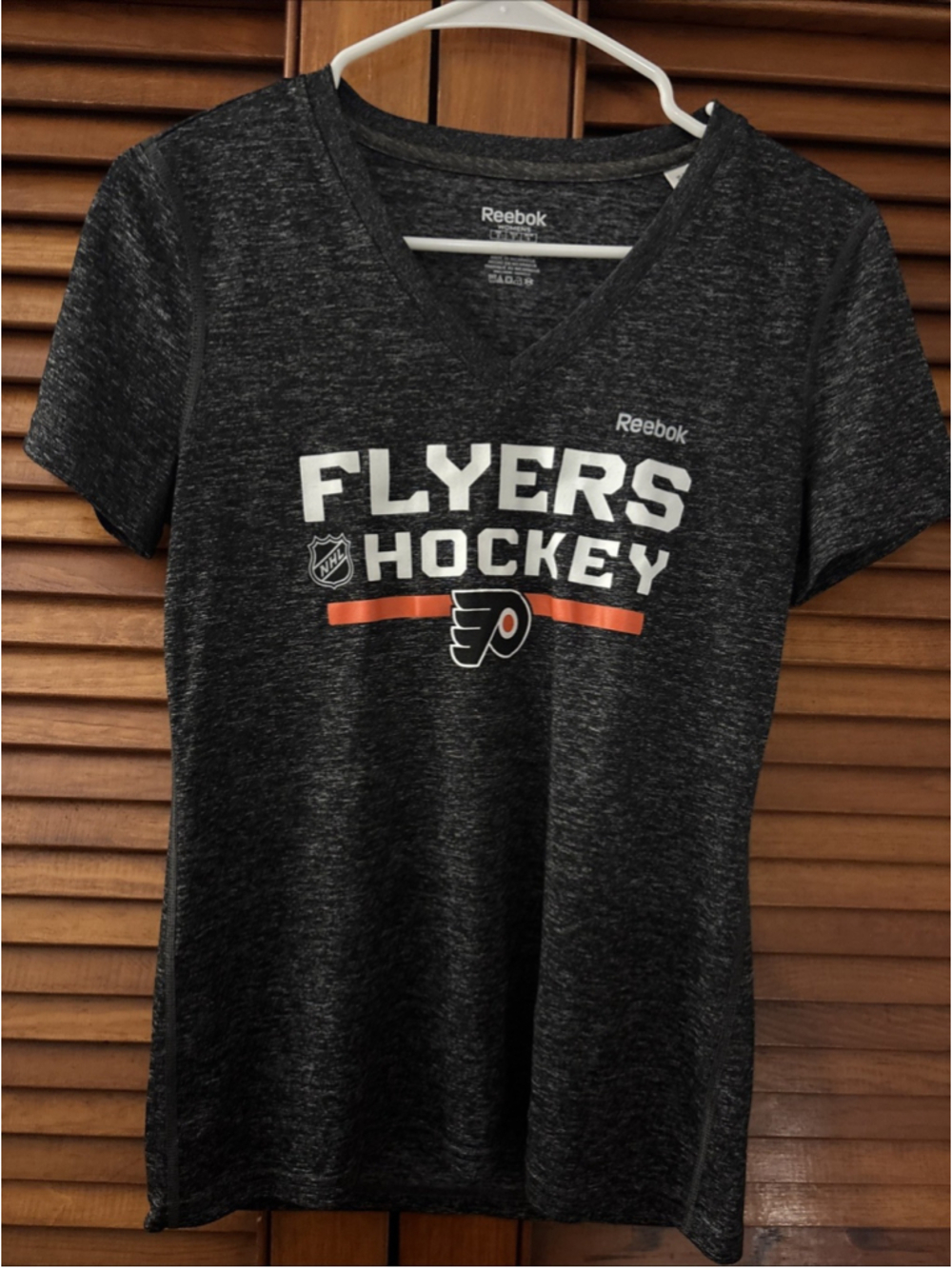 Philadelphia Flyers Reebok Womens VNeck T-Shirt Size Small